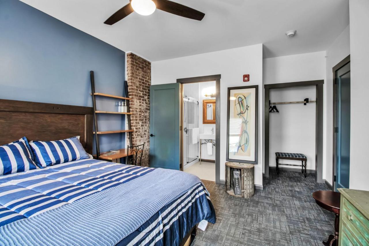 Webber Hotel Lyndonville エクステリア 写真